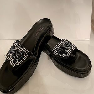 Donald Pliner platform sandal in black and white beaded front.